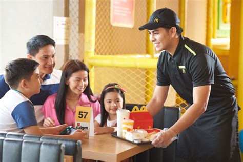 Manager ng Mcdo nagpatira sa crew room Hot pinay .